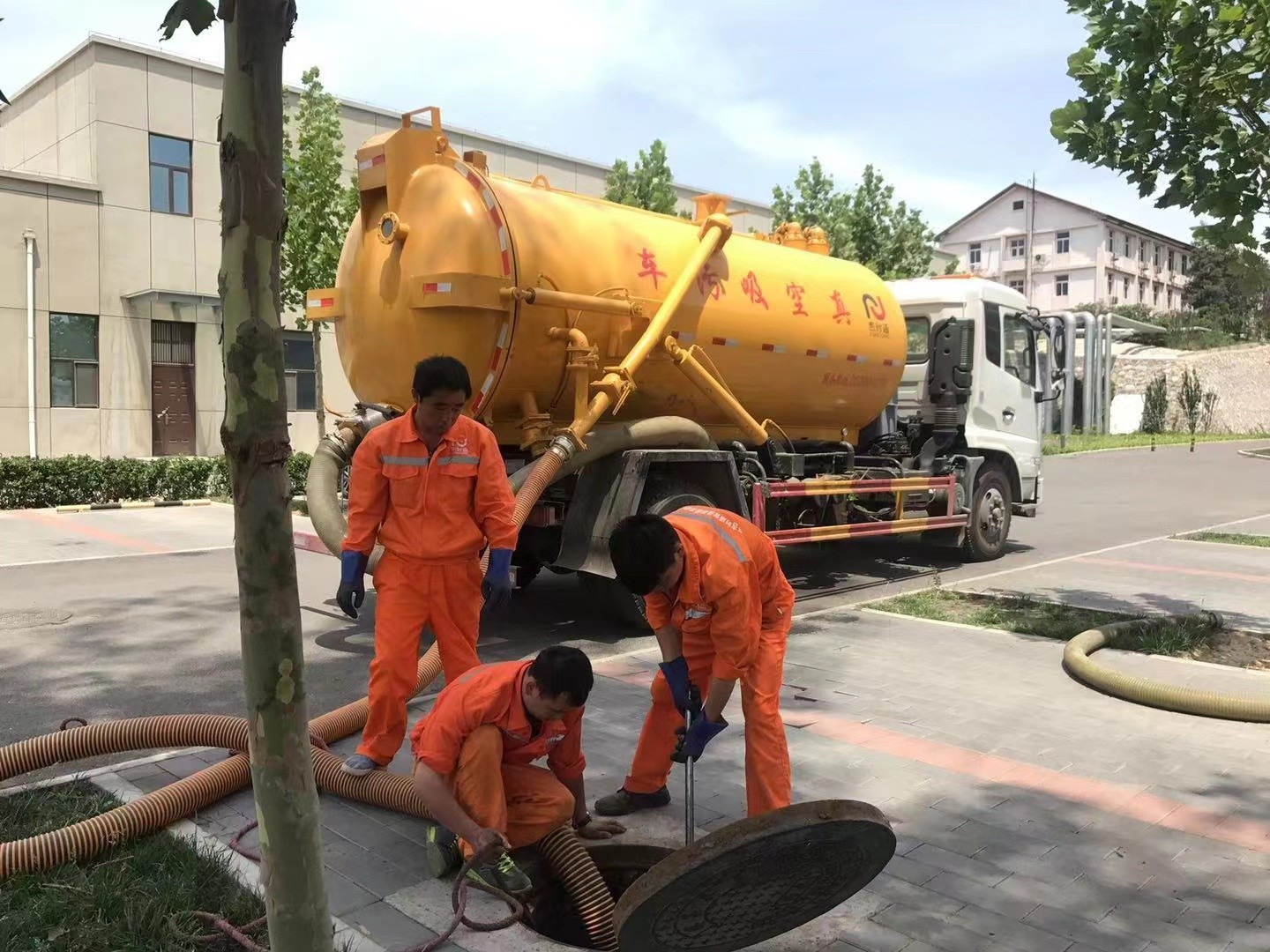 宝安管道疏通车停在窨井附近