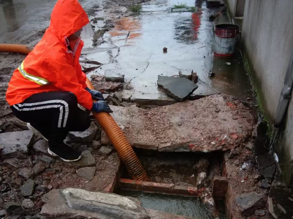 宝安专业清理污水池 炜誉市政以规范流程守护城市 “肠道”