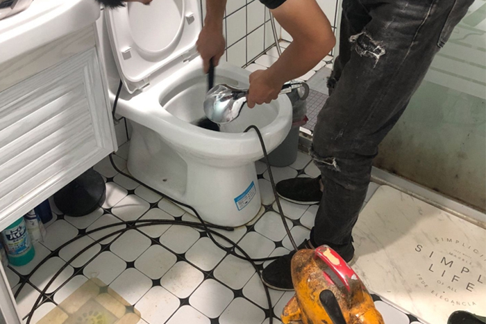 宝安马桶堵塞自己疏通还是找师傅?专业上门服务让你省时更省心